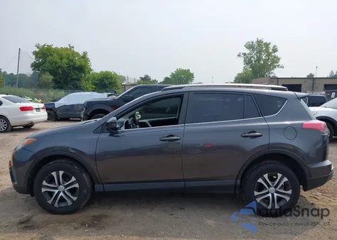 2018 Toyota Rav4 Le z USA, uszkodzony, nr VIN JTMBFREV7JJ211191
